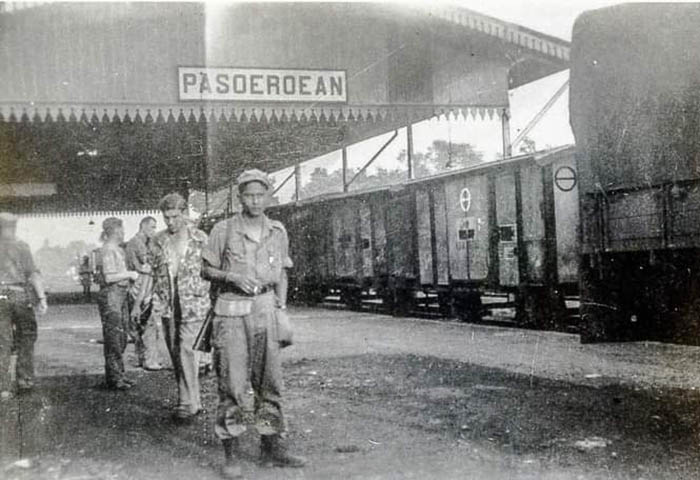 MANFAATKAN KERETA: Sejumlah tentara Belanda saat sampai di Stasiun Pasuruan dulu.