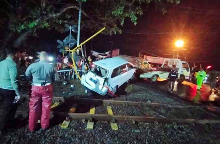 RINGSEK: Evakuasi mobil Daihatsu Xenia setelah tertabrak kereta api di perlinasan Beji, dekat markas Yonkav Beji, Minggu (2/7) petang.