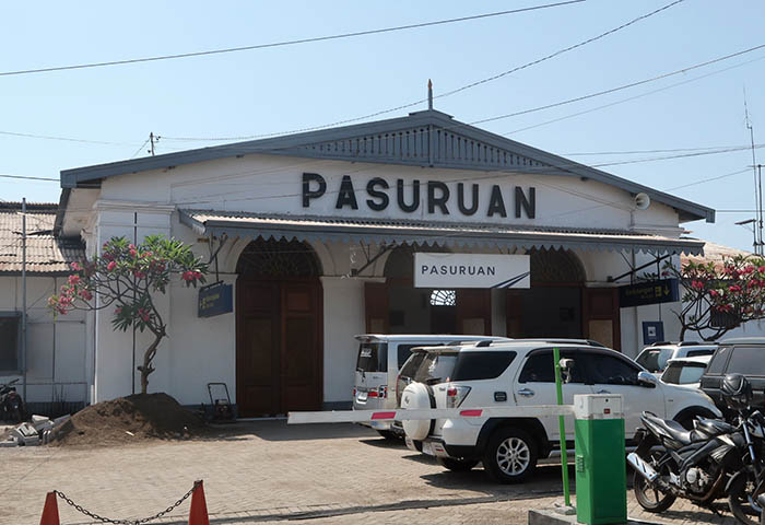 SAAT INI: Bangunan utama Stasiun Pasuruan kondisinya kini. Bangunan stasiun tak banyak alami perubahan. Gedung stasiun sudah jadi salah satu cagar budaya di Kota Pasuruan.