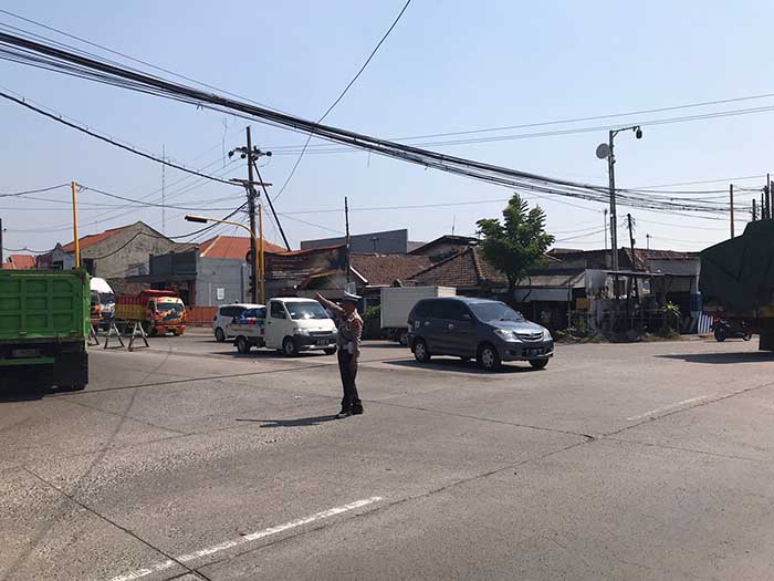 MALAH PICU KEMACETAN: Suasana uji coba pemanfaatan simpang empat Kejapanan akhir Mei lalu. Sejauh ini, langkah lanjutan uji coba simpang empat Kejapanan masih belum jelas.