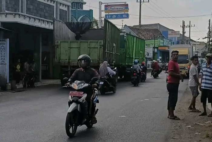 LOKASI KEJADIAN: Truk gandeng yang berhenti di Jalan Gatot Subroto, Sabtu (1/7) petang. (Foto : warga sekitar for Jawa Pos Radar Bromo)