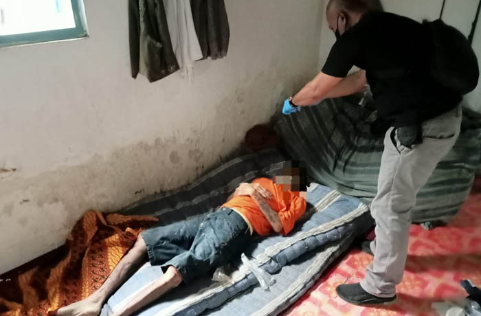 PENYELIDIKAN: Petugas melakukan identifikasi jenazah saat baru ditemukan di rumah korban, di Kelurahan Purworejo.