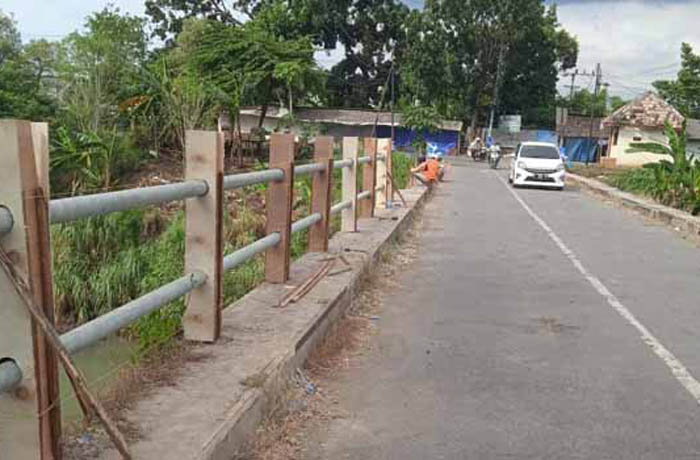 DIGANTI: Pemasangan pagar besi di sisi kiri Jembatan Sentong yang hari ini akan dilanjut dengan pengecoran.