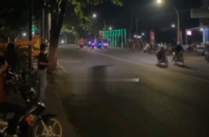 ADU KEBUT: Aksi balap liar di Jalan Panglima Sudirman Kota Pasuruan pada Minggu (2/7) dini hari.