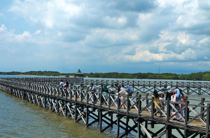 RAMAI: Suasana di Pantai Bentar saat musim liburan. Selama sepekan ini tercatat ada ribuan pengunjung yang datang.
