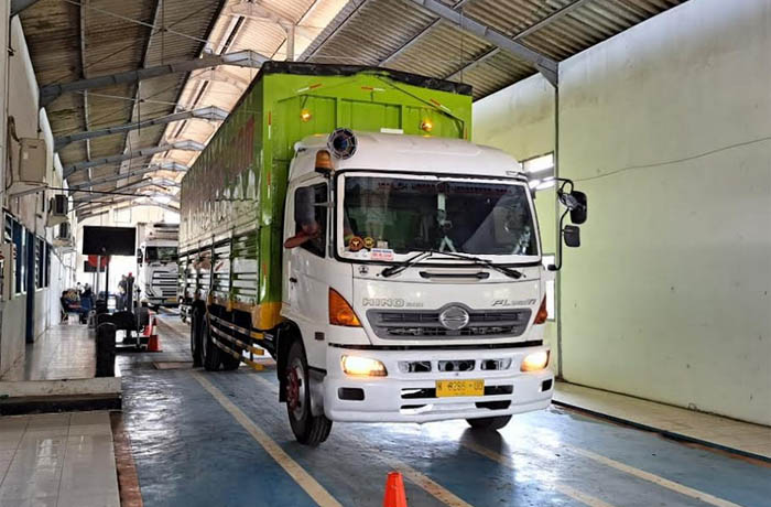 DIUJI: Salah satu kendaraan menjalani uji kir di UPTD PKB Dishub Kota Probolinggo, Senin (3/7).