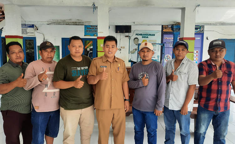 KOMPAK: Kepala Desa Sumberbendo Angga Dwi Reza Saputra (tengah) berfoto bersama para perangkat desa. (Foto: Fahrizal Firmani/Jawa Pos Radar Bromo)