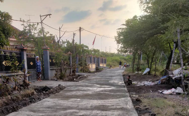 SUDAH DIPERBAIKI: Salah satu jalan di Dusun Krajan 1, Desa Sumberbendo, lebih nyaman dilintasi setelah dicor. (Foto: Fahrizal Firmani/Jawa Pos Radar Bromo)