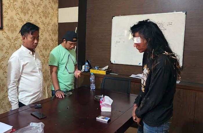 BENGEP: Suyuti (kanan) saat diperiksa penyidik Satreskoba Polres Pasuruan.