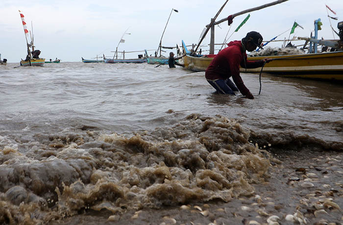 FENOMENA ALAM: Sejumlah nelayan di pesisir Pasuruan tengah menyandarkan perahunya. Beberapa hari ke depan, BMKG memprediksi ketinggian air laut naik. Sehingga, berpotensi terjadi banjir rob.