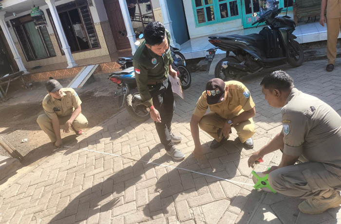 LIHAT LANGSUNG: Monitoring hasil pembangunan jalan paving di Dusun Kramat, Desa Ambulu. Perbaikan jalan di lingkungan permukiman sangat dirasakan manfaatnya oleh warga. (Arif Mashudi/Jawa Pos Radar Br