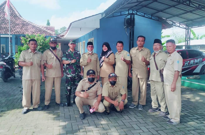 KOMPAK: Kepala Desa Ambulu Eko Sudargianto (empat dari kiri) berfoto bersama Perangkat Desa Ambulu. (Pemerintah Desa Ambulu For Jawa Pos Radar Bromo)