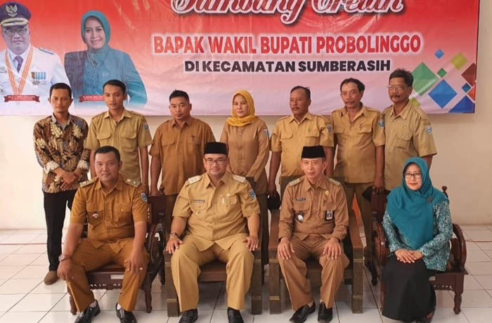 SINERGI: Kepala Desa Lemahkembar Hariyanto (duduk paling kiri) berfoto bersama Plt Bupati Probolinggo H.A. Timbul Prihanjoko dan Perangkat Desa Lemahkembar. (Pemerintah Desa Lemahkembar for Jawa Pos R