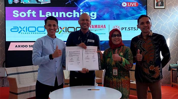 MOU: Kepala SMKN 1 Probolinggo Dwi Anggraeni, S.Pd., M.Pd. usai penandatanganan MoU dengan PT Tera Data Indonesia dan PT Surya Timur Sakti Yamaha (STSY), Jumat (9/6) pagi.