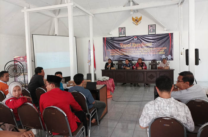 BIAR PAHAM:&nbsp; Komisi Pemilihan Umum (KPU) Kabupaten Probolinggo menggelar rapat koordinasi persiapan penyampaian perbaikan dokumen persyaratan bacaleg, Rabu (5/7) sore. (Foto: Agus Faiz Musleh/Jawa Pos