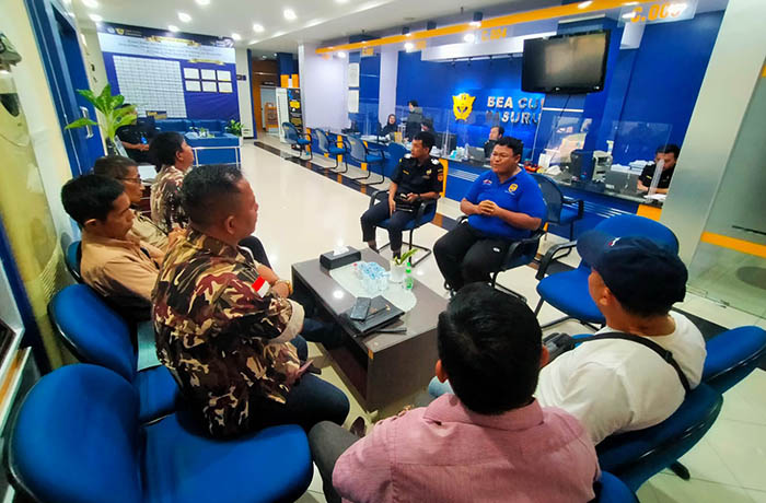 KROSCEK: Sejumlah aktivis saat audiensi dengan Bea Cukai Pasuruan, Rabu (5/7).