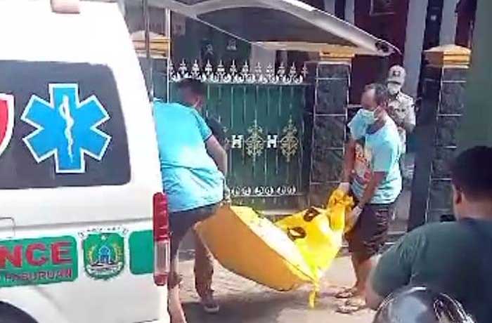 EVAKUASI: Petugas saat mengevakuasi jenazah Husin Efendi kemarin.
