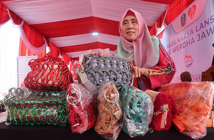 MANFAATKAN LIMBAH: Salah satu karya Lilis Setyawati dari limbah plastik. Dia memanfaatkan limbah dari yang paling kecil.