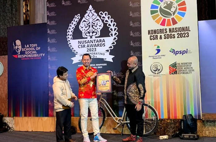 PREDIKAT GOLD: SR-CSR Manager AQUA Keboncandi Hari Wicaksono menerima predikat Gold pada Nusantara CSR Award 2023 dari&nbsp; La Tofi, Chairman La Tofi School of Social Responsibility yang juga sekretaris