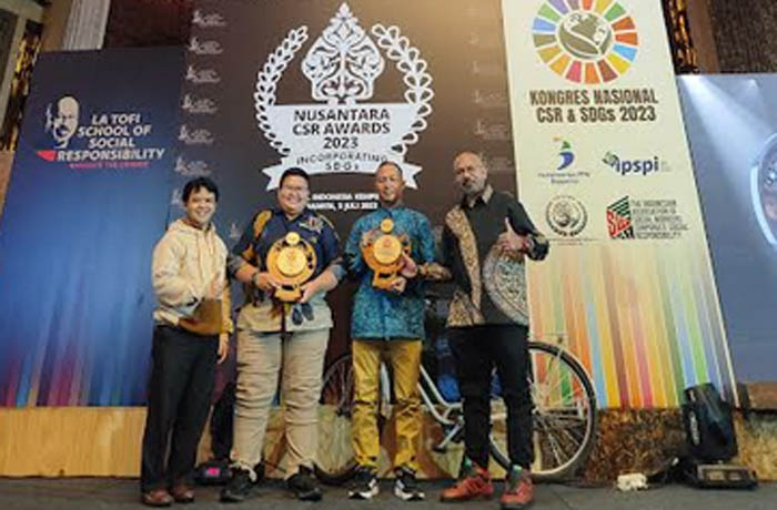 DUA KATEGORI: Water Stewardship Manager DANONE AQUA Cut Endah bersama CSR Coordinator AQUA Keboncandi (kedua dan ketiga dari kiri) menerima penghargaan atas Kategori Penanganan Perubahan Iklim