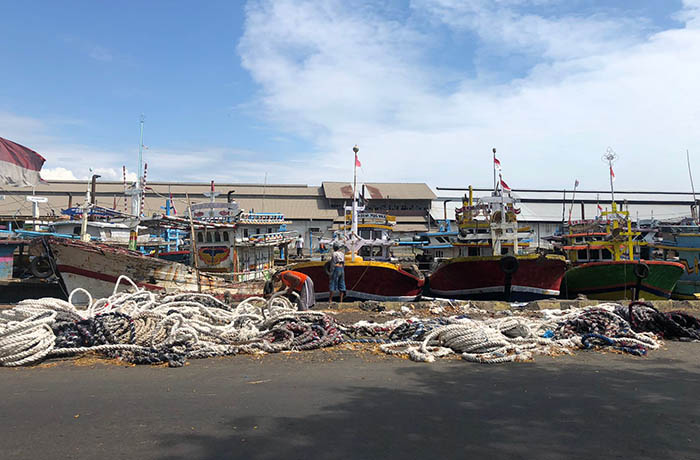 SANDAR: Kapal nelayan bersandar di Pelabuhan Tanjung Tembaga, Kecamatan Mayangan, Kota Probolinggo, Jumat (7/7). Nelayan lebih memilih untuk memperbaiki kapal selama angin Gending.