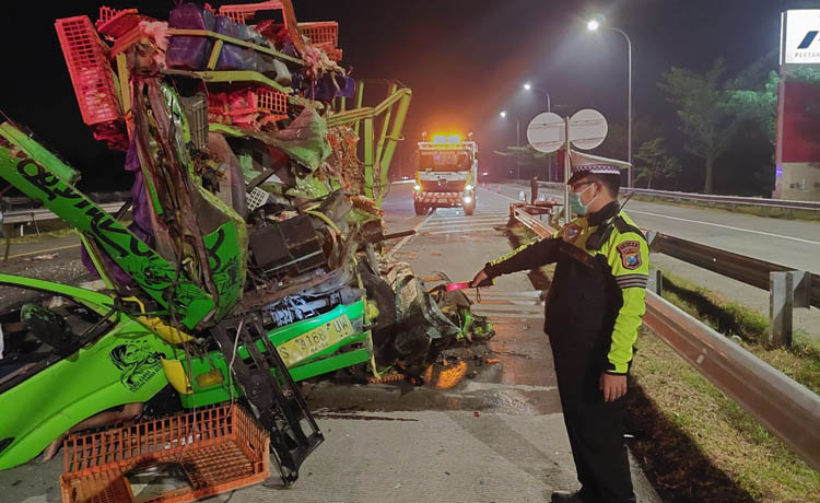 REMUK: Truk bernopol S 9168 UW yang rusak parah di bagian kabinnya setelah menabrak truk di Jalan Tol Gempol-Pasuruan tepatnya di KM 792.200, Desa Sungi Kulon, Kecamatan Pohjentrek. (Foto : PJR Jatim