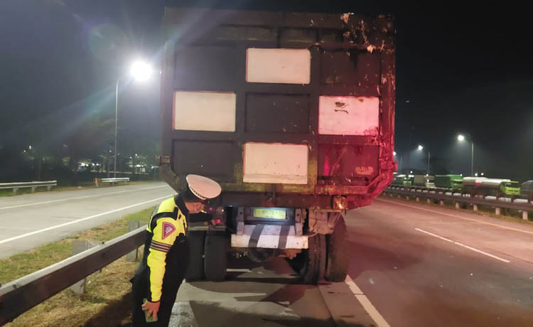 Truk tronton yang ditabrak di bagian belakang. (Foto : PJR Jatim for Jawa Pos Radar Bromo)