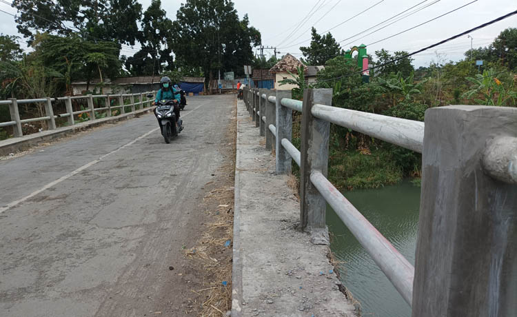 SUDAH DIGANTI: Pagar di Jembatan Sentong yang telah dibenahi dan diganti dengan material yang baru. (Foto: Agus Faiz Musleh/Jawa Pos Radar Bromo)