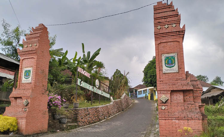 KAMPUNG HERBAL: Pintu gerbang Dusun/Desa Sukolilo, Kecamatan Prigen, Kabupaten Pasuruan saat ini dikenal sebagai kampung herbal. Leluhur di desa ini dipercaya memiliki tradisi pengobatan dari bahan he