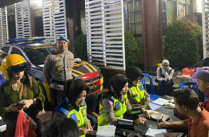 TEGAS: Para pemilik kendaraan bermotor yang dikenai tindak pelanggaran pada Sabtu (8/7) malam. (Foto: Humas Polres Probolinggo Kota for Jawa Pos Radar Bromo)