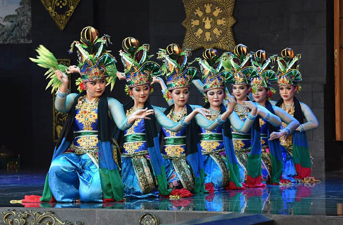 TRADISIONAL: Sejumlah pemudi menampilkan tarian Sekar Gadung, beberapa waktu lalu. Banyak generasi muda yang tergerak untuk tetap melestarikannya.