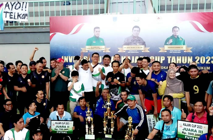 SUKSES : Kajari Kota, Abdul Mubin, direktur RSUD, kepala DLH dan DKUP foto bersama tim PT. Telkom dan RSUD sekaligus panitia dan official usai laga final turnamen futsal Kajari Cup 2023, Minggu.