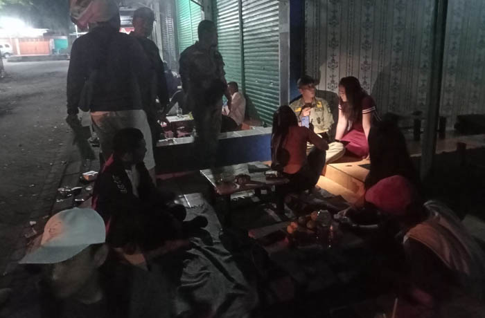 DITERTIBKAN: Tim gabungan merazia sejumlah warung di Ruko Terminal Pandaan, Kabupaten Pasuruan, kembali dirazia aparat keamanan, Sabtu (8/7) malam. (Satpol PP Kabupaten Pasuruan for Jawa Pos Radar Bro