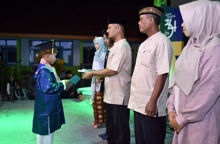 WISUDA: Puluhan santri TKQ, TPQ, dan PAUD Darul Falah mengikuti prosesi wisuda Sabtu (8/7) malam.