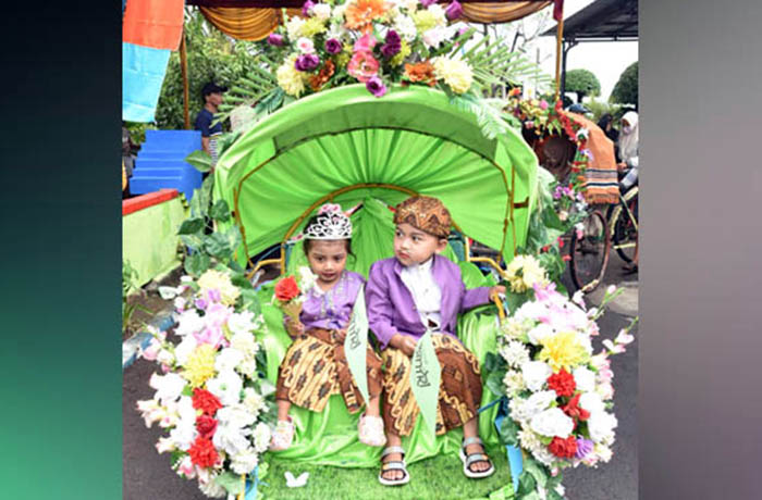 DIARAK: Sebelum diwisuda, santri TKQ, TPQ, dan PAUD Darul Falah diarak dengan becak dan kereta hias, diiringi drum band.