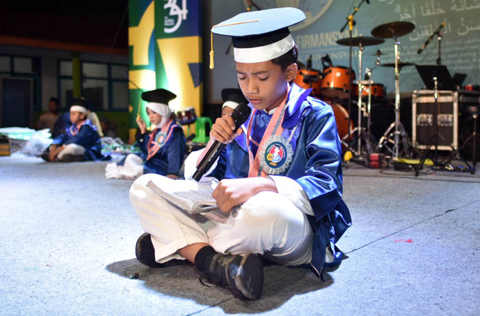 MENGAJI: Sejumlah santri TPQ Darul Falah melantunkan ayat suci Alquran disaksikan orang tua dan para undangan.