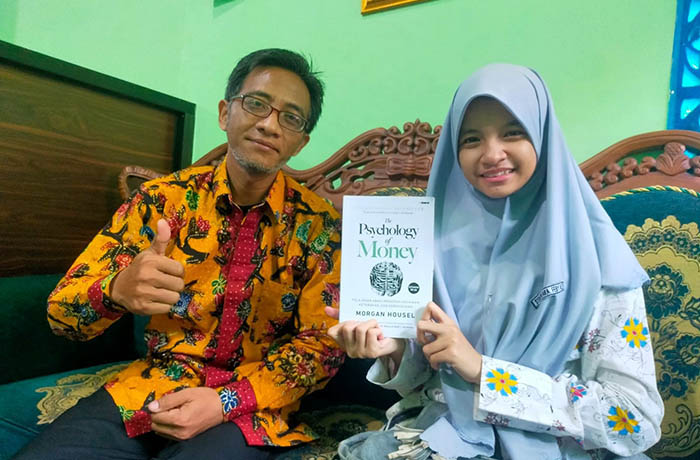 GEMAR MEMBACA: Syahwara Feby Maharani didampingi guru pembimbingnya, Eka Sugeng Ariadi di MAN 1 Pasuruan. Feby meraih juara pertama lomba resensi buku nasional yang digelar Perpustakaan Kementerian Agama RI.