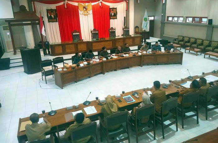 SERIUS: Pansus JLU saat rapat bersama jajaran pejabat Pemkot Pasuruan.