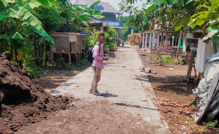 LEBIH BAIK: Jalan di Dusun Kukun, Desa Pohsangit Leres, semakin nyaman dilintasi setelah dipaving. (Foto: Pemdes Pohsangit Leres for Jawa Pos Radar Bromo)