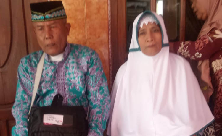SEBELUM BERANGKAT: Niron Sunar Suna (kiri) bersama Kamsani istrinya sebelum berangkat ke tanah suci. (Foto: dokumentasi Keluarga for Jawa Pos Radar Bromo)
