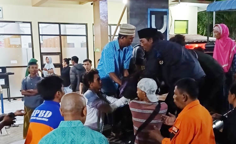 NAHAS: Jenazah Budianto saat dievakuasi ke Puksesmas Gending setelah tersangkut jaring milik warga, Senin (10/7) malam. (Foto : Polsek Gending for Jawa Pos Radar Bromo)