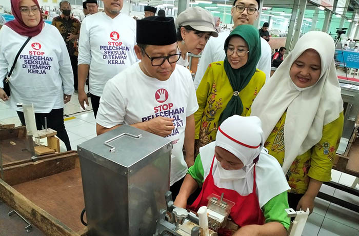 Wakil Ketua DPR RI Muhaimin Iskandar saat berkunjung ke pabrik rokok produksi sigaret kretek tangan (SKT) di PT Wahyu Manunggal Sejati, Desa Dayurejo, Kecamatan Prigen, Senin (10/7).