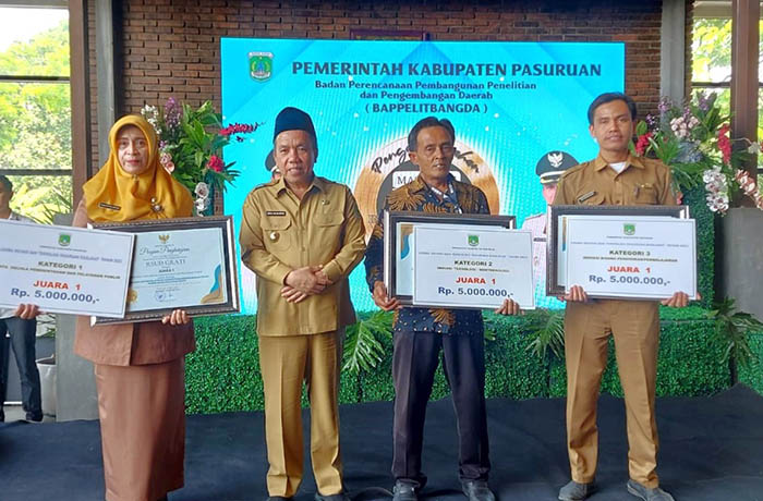 PARA JUARA: Para Pemenang Juara Pertama INOPAMAS 2023 yang digelar Bappelitbangda Kabupaten Pasuruan yang langsung diberikan oleh Plh Bupati Pasuruan KH. A. Mujib Imron, S.H., M.H.