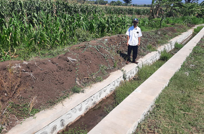 CEGAH LONGSOR: Kasi Pembangunan M. Fathurrohman menunjukkan lokasi TPT dan drainase di Dusun Kalicangka. (Foto: Fahrizal Firmani/Jawa Pos Radar Bromo)