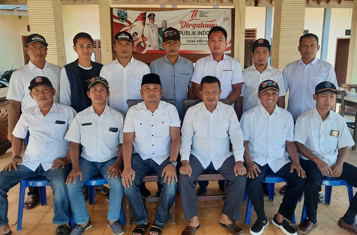 SELALU KOMPAK: Sekdes mentor, Supono Adi Wijaya (duduk tiga dari kanan) bersama perangkat desa. (Foto: Fahrizal Firmani/Jawa Pos Radar Bromo)