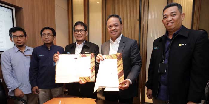 SAH: Direktur Utama PLN NP Ruly Firmansyah dengan Direktur Manajemen Pembangkit PT PLN (Persero) Adi Lumakso menunjukkan nota penandatanganan Pekerjaan Jasa Operasi dan Pemeliharaan PLTMG Ternate dan