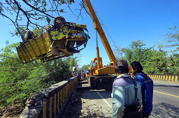 DIEVAKUASI: Truk Colt Diesel P 8602 UZ dievakuasi menggunakan crane dari jurang sedalam 12 meter di Jalan Raya Leces, Kecamatan Leces, Kabupaten Probolinggo, Rabu (12/7).
