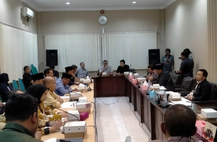 DIPUTUS: RDP Komisi III DPRD Kota Probolinggo bersama sejumlah OPD membahas pemutusan meteran listrik di kawasan alun-alun yang bukan milik Pemkot Probolinggo.