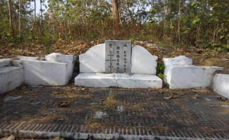 MAKAM KELUARGA: Makam keluarga Marga Han di Lasem, Kabupaten Jepara, Jawa Tengah. Keluarga Babah Han Kek Koo mengungsi ke Lasem setelah Han Kek Koo terbunuh. (Foto: Fahrizal Firmani/Jawa Pos Radar Bro