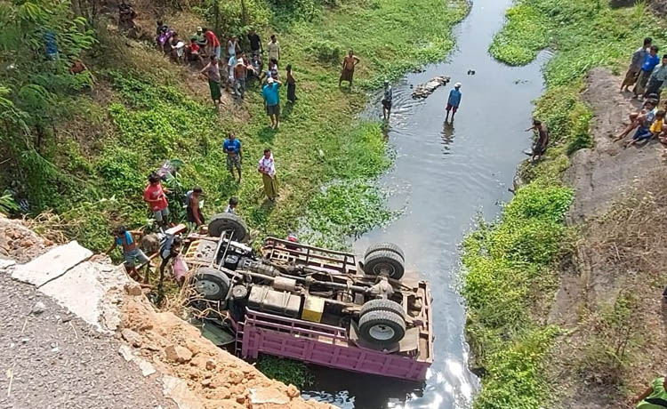 DALAM: Truk tanpa muatan yang terjun ke sungai di Dusun Asem Corong, Desa Kepuh, Kejayan, Jumat (14/7) pagi. (Foto: M Busthomi/Jawa Pos Radar Bromo)